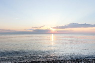 Sabah sakin deniz, güzel gün doğumu