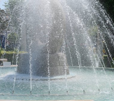 Parktaki çeşmenin görüntüsü