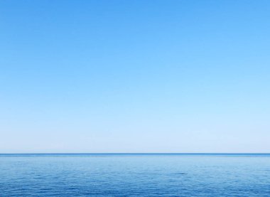 Mavi gökyüzü ve güzel deniz