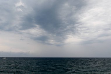 Denizin üzerinde dramatik fırtınalı gökyüzü