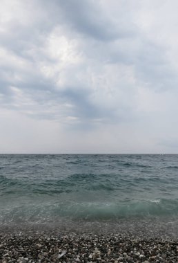 Çakıl taşı plajı ve fırtınalı deniz