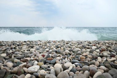 çakıl plajı ve mavi deniz