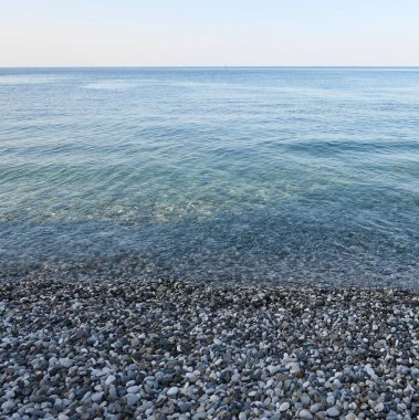 çakıl plajı ve mavi deniz