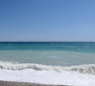 Çakıl taşı plajı ve fırtınalı deniz
