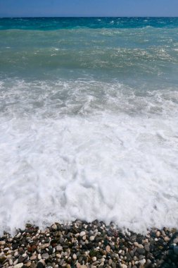 Fırtınalı deniz ve mavi gökyüzü