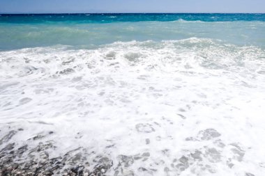 Güzel deniz ve mavi gökyüzü