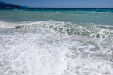 Güzel deniz ve mavi gökyüzü