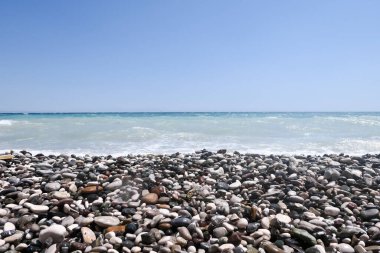 çakıl plajı ve mavi deniz