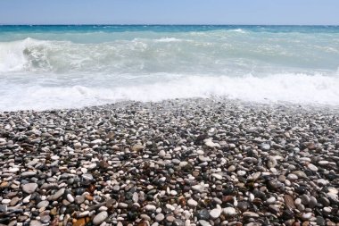 Çakıl taşı plajı ve fırtınalı deniz