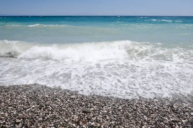 Çakıl taşı plajı ve fırtınalı deniz