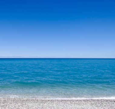 çakıl plajı ve mavi deniz