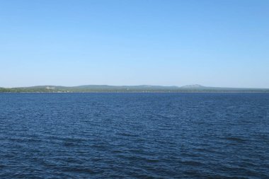 Güzel göl ve mavi gökyüzü