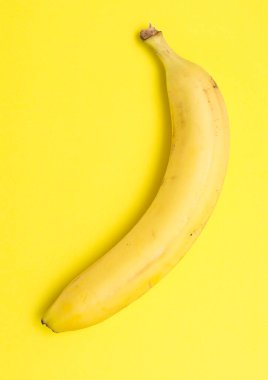 Sarı zemin üzerinde muz