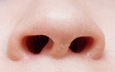 Burun deliklerini kapatın.