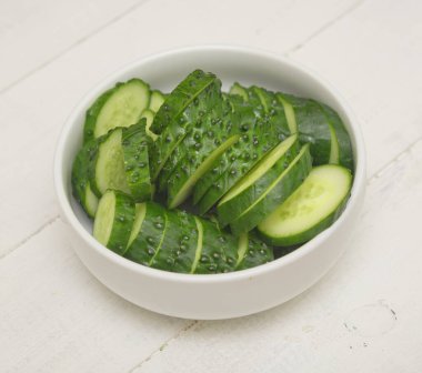 Ahşap bir masada salatalık salatası