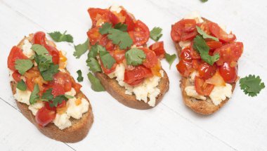 Tahta bir masada İtalyan bruschetta 'sı.