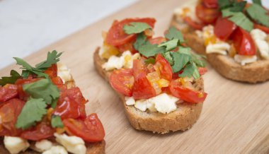 Tahtada İtalyan bruschetta 'sı