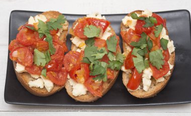 Tabakta İtalyan bruschetta 'sı
