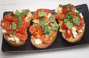 Tabakta İtalyan bruschetta 'sı