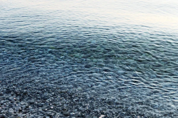 Камушек Водой Морской Фон — стоковое фото