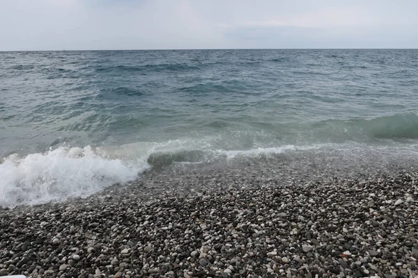 Галечный Пляж Бурное Море — стоковое фото