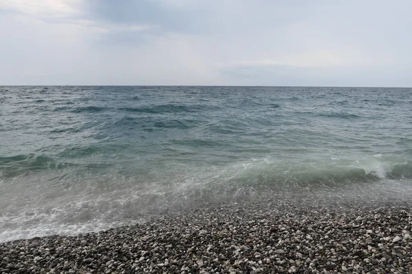 Παραλία Βότσαλα Και Φουρτουνιασμένη Θάλασσα — Φωτογραφία Αρχείου