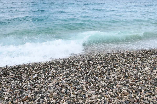 小石のビーチと青い海 — ストック写真