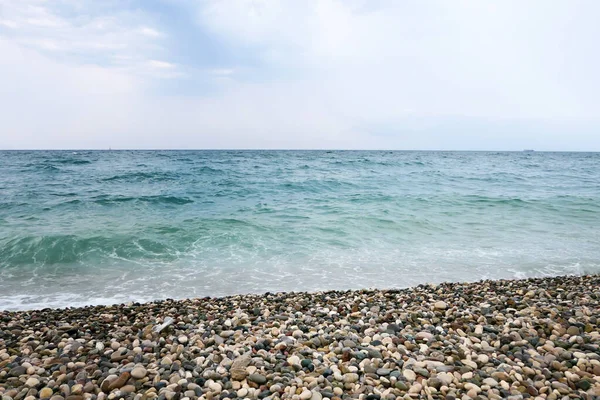 Παραλία Βότσαλα Και Γαλάζια Θάλασσα — Φωτογραφία Αρχείου