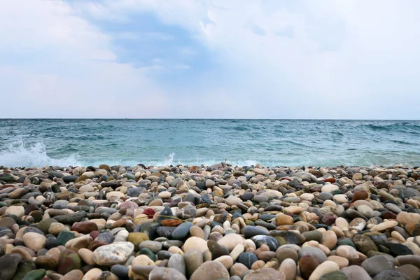 Kiezelstrand Blauwe Zee — Stockfoto