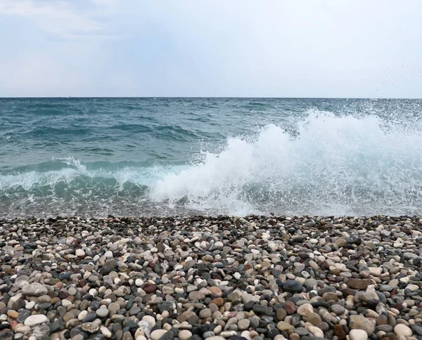 Гальковий Пляж Штормове Море — стокове фото