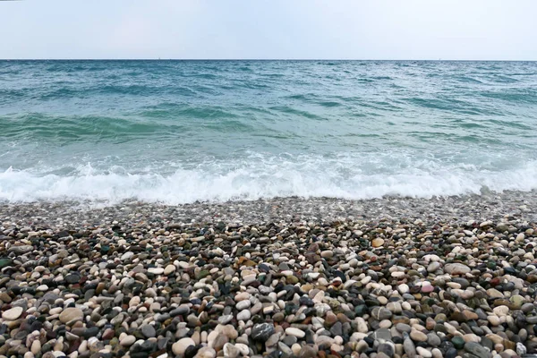 Παραλία Βότσαλα Και Γαλάζια Θάλασσα — Φωτογραφία Αρχείου