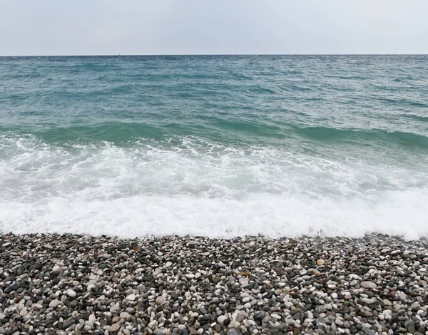 小石のビーチと青い海 — ストック写真