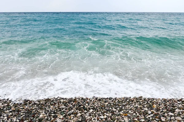 小石のビーチと青い海 — ストック写真