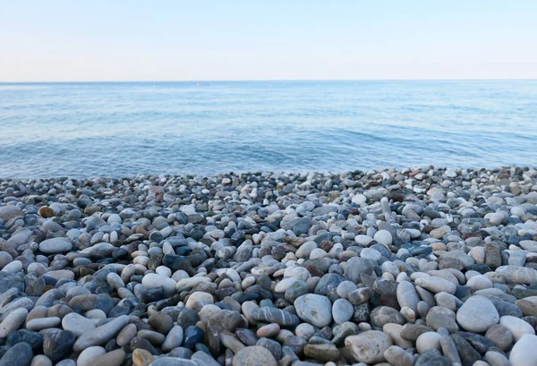圆石滩和蓝色的大海 — 图库照片