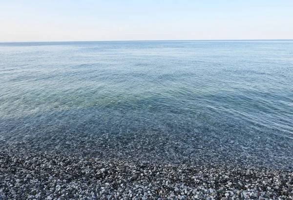 Kiezelstrand Blauwe Zee — Stockfoto