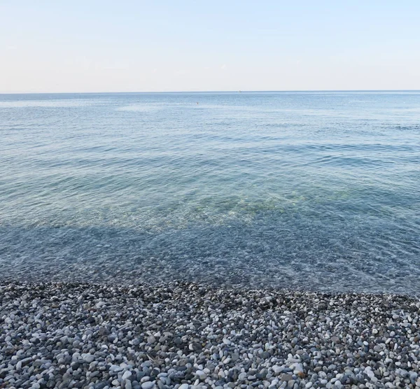 小石のビーチと青い海 — ストック写真