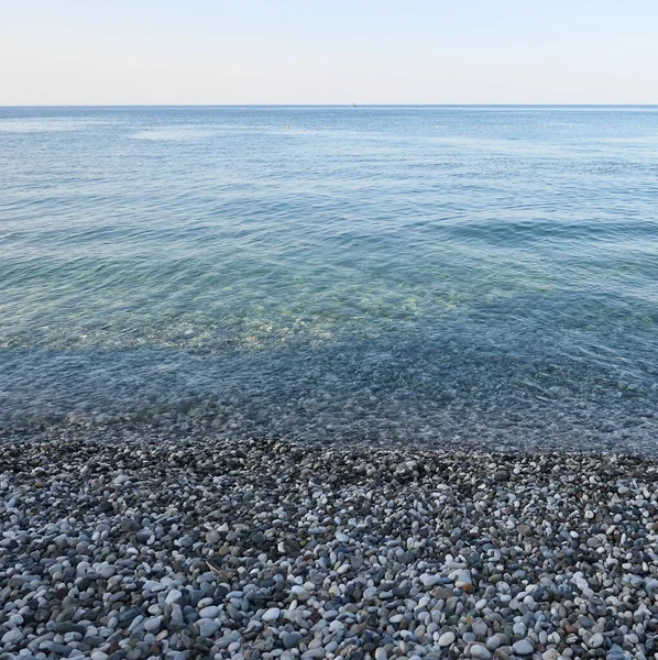 Παραλία Βότσαλα Και Γαλάζια Θάλασσα — Φωτογραφία Αρχείου