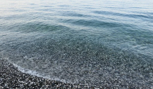 Галечный Пляж Голубое Море — стоковое фото