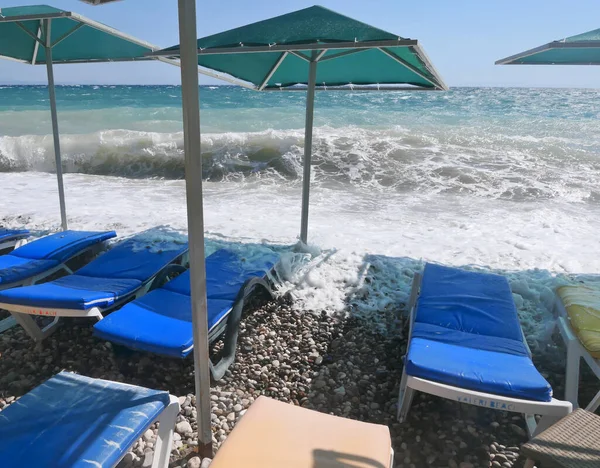 Tempo Ventoso Praia Espreguiçadeiras Vazias — Fotografia de Stock