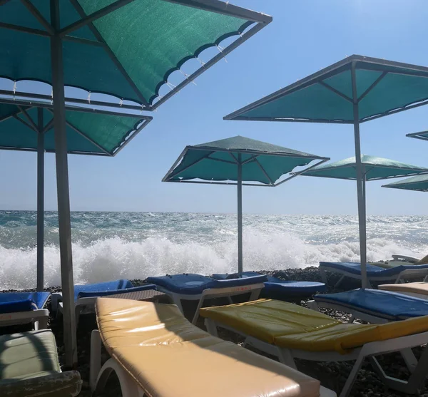 Tempo Ventoso Praia Espreguiçadeiras Vazias — Fotografia de Stock