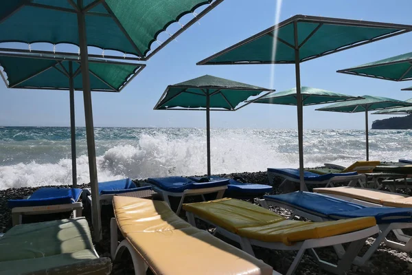 Tempo Ventoso Praia Espreguiçadeiras Vazias — Fotografia de Stock