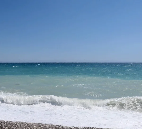 Παραλία Βότσαλα Και Φουρτουνιασμένη Θάλασσα — Φωτογραφία Αρχείου