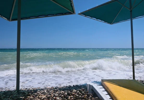 Windiges Wetter Strand Leere Sonnenliegen — Stockfoto