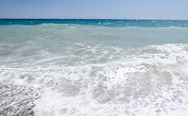 Fırtınalı deniz ve mavi gökyüzü