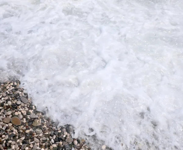 小石のビーチの泡 — ストック写真