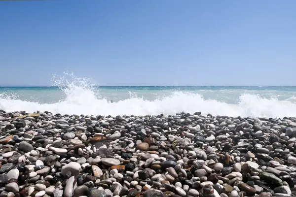 嵐の海と小石のビーチ — ストック写真