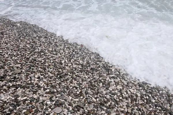 ペブルビーチの海の波 — ストック写真