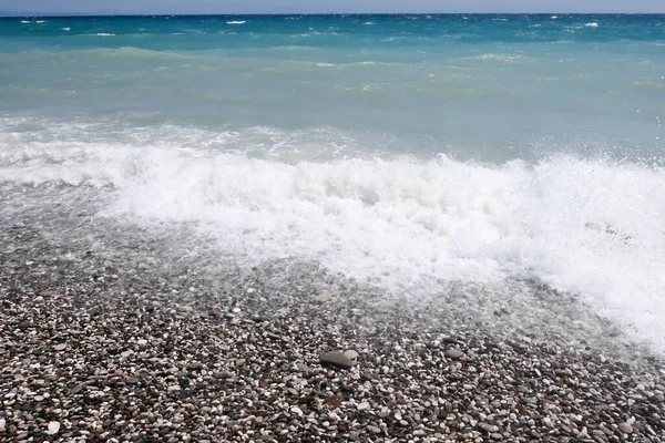 Çakıl Taşı Plajı Fırtınalı Deniz — Stok fotoğraf