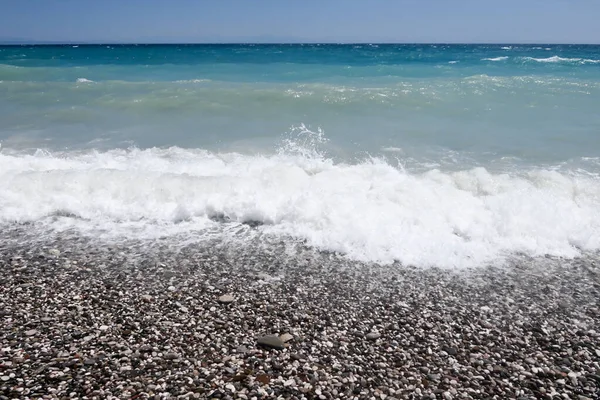 小石のビーチと青い海 — ストック写真