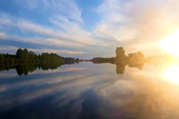 Brilhante Belo Pôr Sol Sobre Lago — Fotografia de Stock